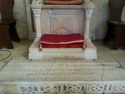 L'epigramma di sette dodecasillabi in greco inserita nel pavimento del coro della Cattedrale, utilizzato come gradino del cosiddetto "trono dell'arcivescovo Elia"